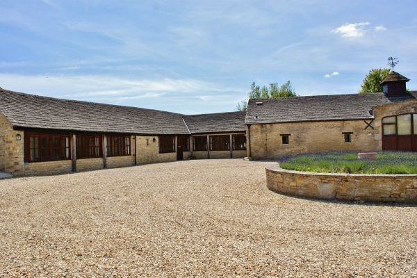 The Cotswold Luxury Manor Grange with Hot Tub & Games Barn 2