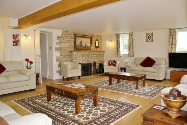 The Cotswold Luxury Manor Lodge with Hot Tub & Games Barn 5