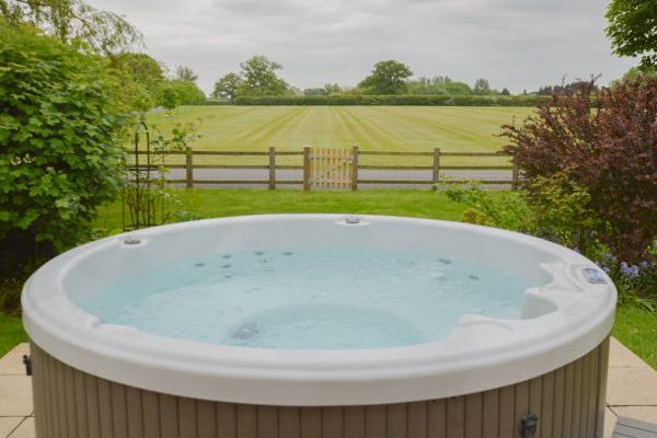The Cotswold Luxury Manor Lodge with Hot Tub & Games Barn 3